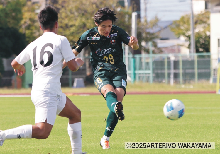 利き足ではない右脚でミドルシュートを突き刺した植村友哉選手